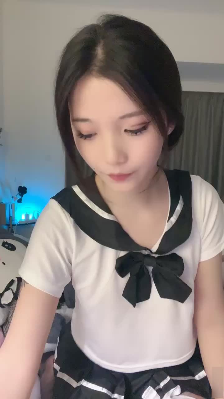 外表文静美少女！黑白丝袜情趣装！自摸骚穴，假吊按摩器双管齐下，爽的娇喘连连，双指插入猛扣，表情享受