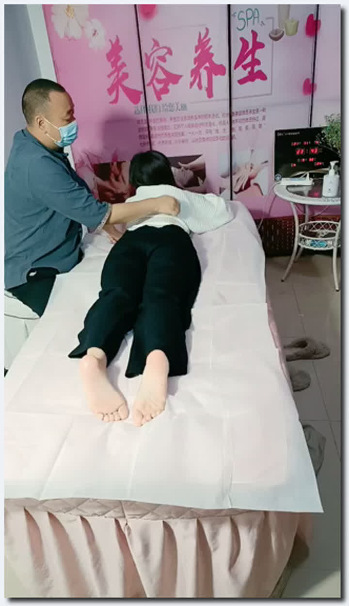 美容院大叔又撩风骚女顾客，全身精油按摩撩骚激情啪啪特殊服务，按摩床上各种抽插，小少妇还跟男的视频电话 new